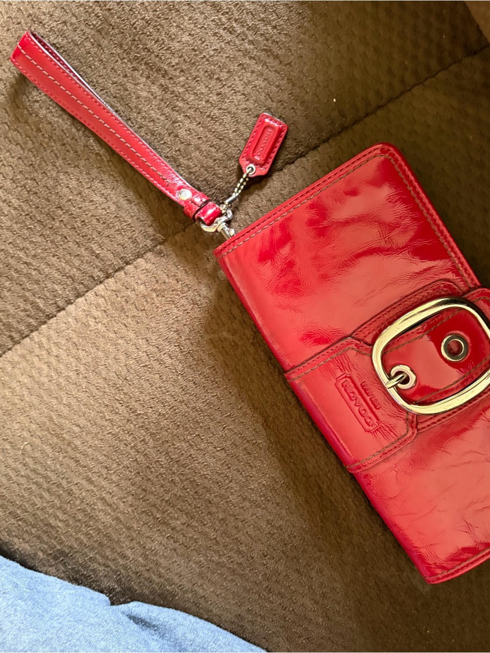 Gorgeous Y2k Candy Red Glossy Coach Crimson Patent Leather Buckle Wristlet Walle - Picture 8 of 10